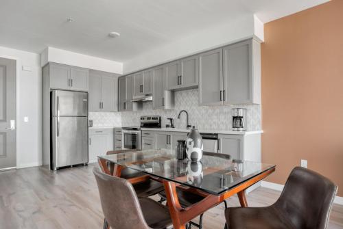 Fairfax 2br w courtyard roof deck nr bars LAX-1126 in Los Angeles, USA