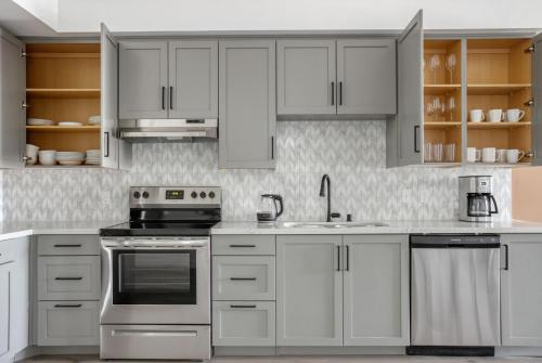 Fairfax 2br w courtyard roof deck nr bars LAX-1126 in Los Angeles, USA