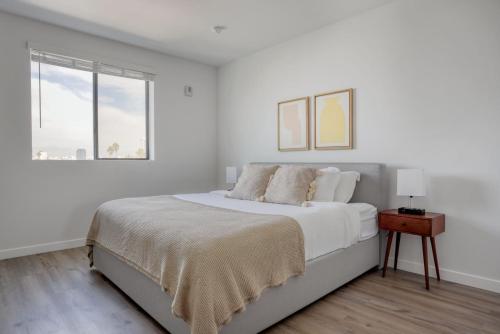 Fairfax 2br w courtyard roof deck nr bars LAX-1126 in Los Angeles, USA