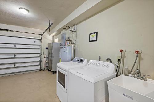 Fairlawn Court Pool Home - image 4