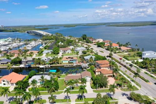 Fairlawn Court Pool Home - image 12