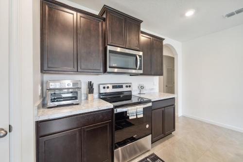 Brand New 4-Bedroom House near Disney & Beaches! in Port Saint Lucie, USA