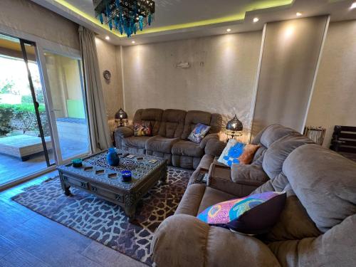 Chalet in Mountain View Sokhna 1 luxurious with garden 3 bedrooms with AC, 2 bathrooms, heated pool, families only, Ajn Suchna