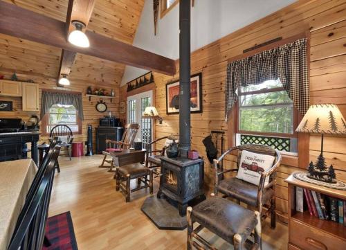 Rustic White Mountain Log Cabin Retreat! in Рамни