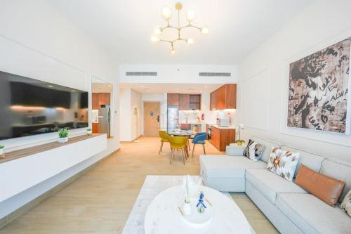 Yogi - 1BR Sea view apt with balcony & pool access