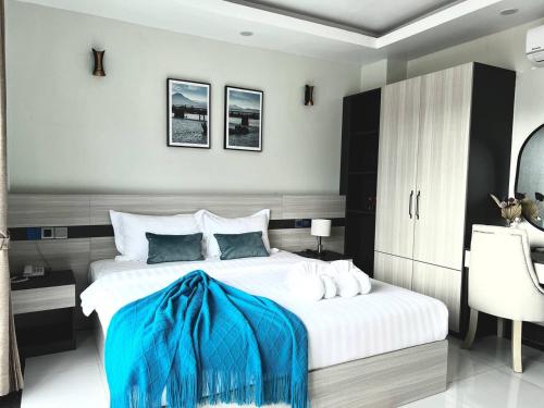 Twin Hotel, Kampong Bay