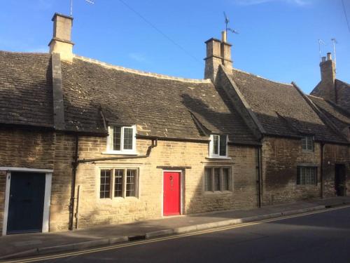 Lovely listed cottage in old centre with garden.