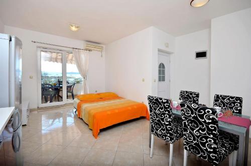 One-Bedroom Apartment image 10