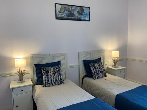 2 twin beds