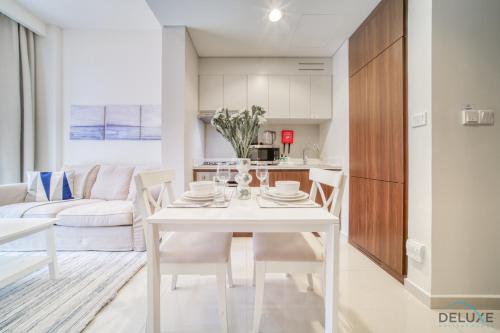 Contemporary 1BR at Vera Tower Business Bay by Deluxe Holiday Homes, Dubai (Foto 2)