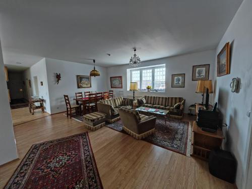 Apartment O3 - Gehobene 6-Zimmer Wohnung 180qm für 1-7 Personen 1x DZ 1x ZZ 3x EZ in Grafenwöhr, Deutschland