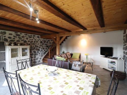 Maison de caractère rénovée près du lac de Sarrans - 5 pers, jardin, cheminée, internet - FR-1-742-256 Maison de caractère rénovée près du lac de Sarrans - 5 pers, jardin, cheminée, internet - FR-1-742-256