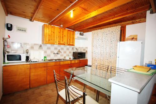 주방, Foinikas Rooms in 파랄리아 톨로포노스