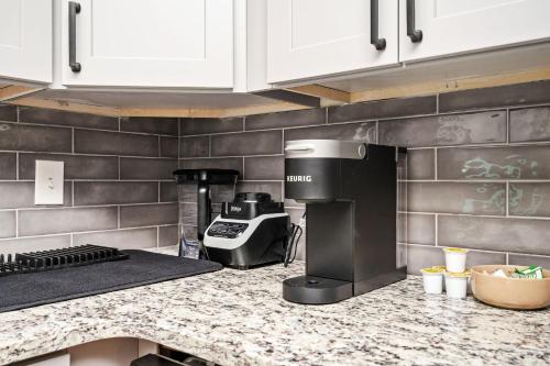 Faciliteter, Vibrant Family Retreat~Sleeps 8~2 Kings~ Game Room in Snellville (GA)