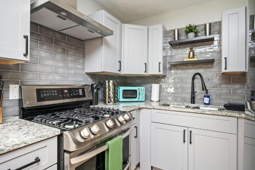 Køkken, Vibrant Family Retreat~Sleeps 8~2 Kings~ Game Room in Snellville (GA)