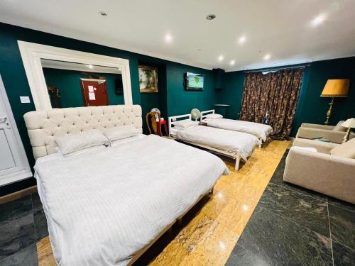 1 double bed, 2 twin beds