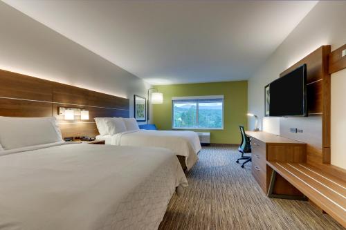 Queen Suite with Two Queen Beds and Sofa Bed