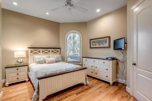 Low Tide Too (Sleeps 20) - image 9
