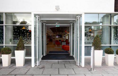 Holiday Inn Express Chester Racecourse an IHG Hotel - main image