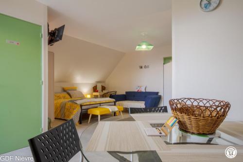 Les Volets Bleus in تريفول