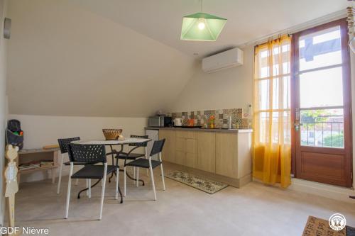 Les Volets Bleus in تريفول