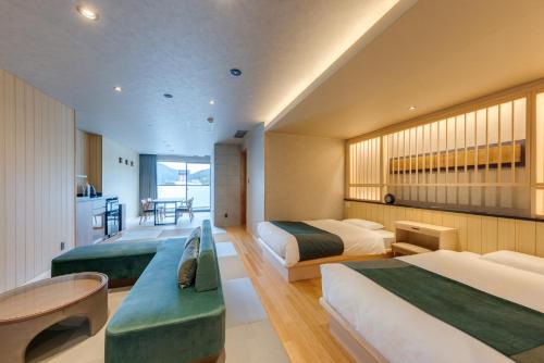 2 twin beds, 2 futon beds