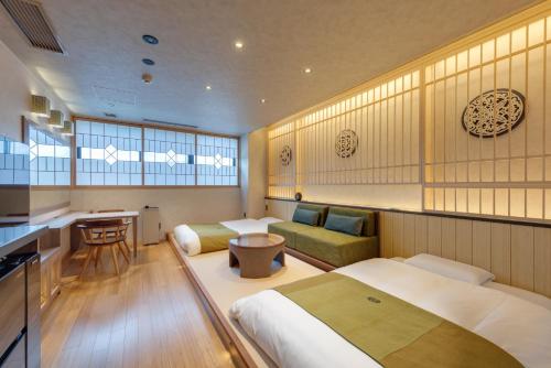 2 twin beds, 1 futon bed