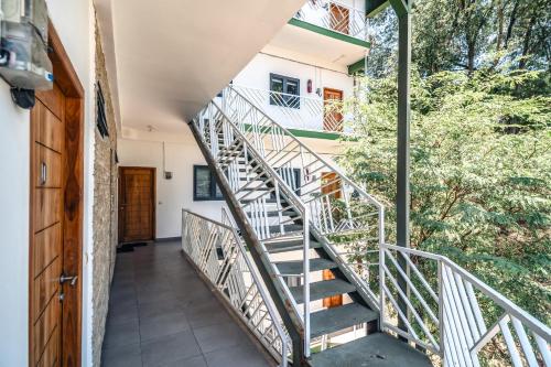 코모도 스위트 다운타운 매니지드 바이 CPM 발리 (Komodo Suites Downtown Managed by CPM Bali) in 라부안 바조