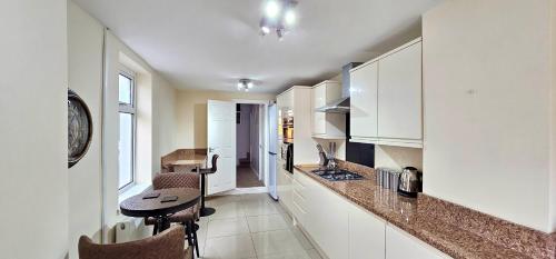Vale House by Switchback Stays, Cardiff (photo 8)