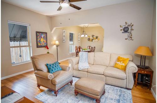 Charming 2BR1BA Haven Near Exciting Downtown