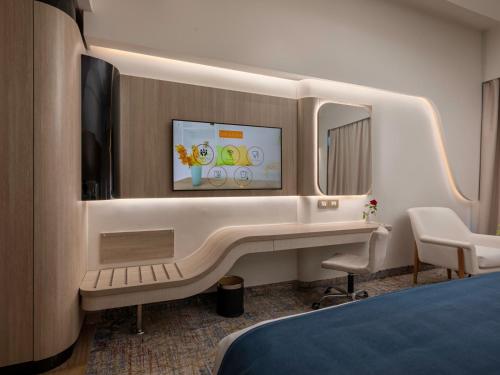 Suite with Garden View room in Crowne Plaza Alexandria Mirage by IHG