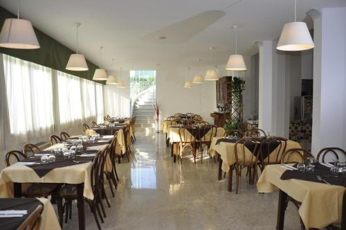 Hotel Airone - image 8