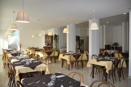 Hotel Airone - image 9