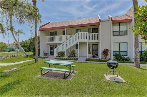 Resort Style Condo by the Beach with Heated Pool at Runaway Bay - image 2