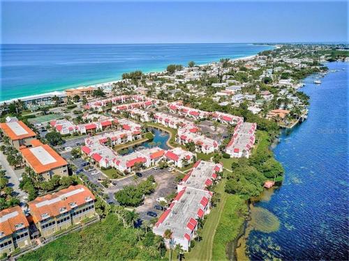 Resort Style Condo by the Beach with Heated Pool at Runaway Bay - image 3