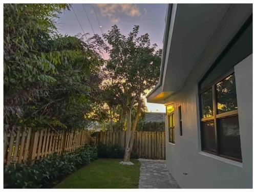 Pearl-By-The-Sea; Private Pool; Walk to the Beach in Fort Lauderdale, USA