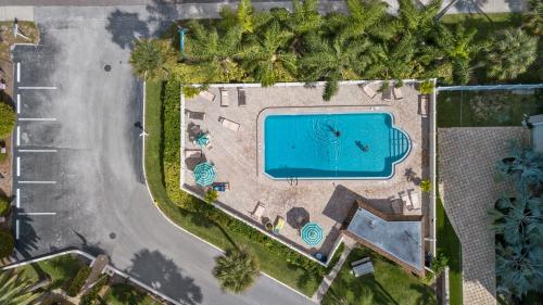 Beachside Vacation Rental Condo on Siesta Key with Pool Access thumb 4