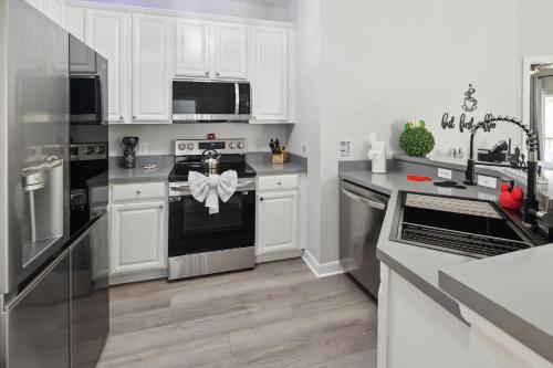 Brand New Disney Themed Oasis 2BR near Parks townhouse in Orlando, USA