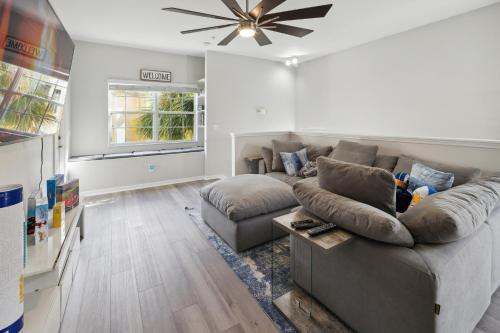 Brand New Disney Themed Oasis 2BR near Parks townhouse in Orlando, USA
