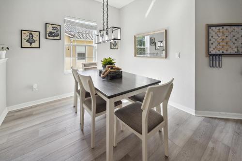 Amazing Disney Themed Oasis 3BR near Parks townhouse - image 5