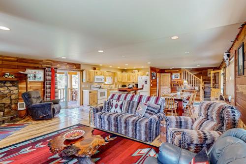 Rustic Cabin w/ Decks & Hot Tub in Garden Valley! in Crouch