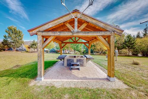 Rustic Cabin w/ Decks & Hot Tub in Garden Valley! in Crouch