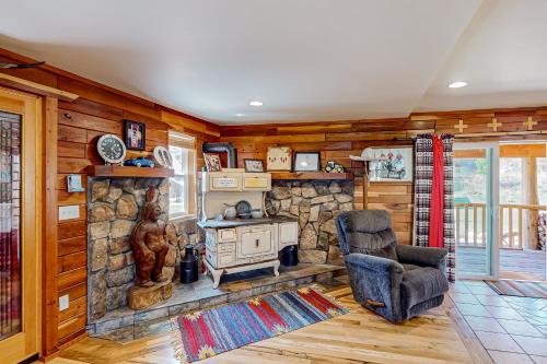 Rustic Cabin w/ Decks & Hot Tub in Garden Valley! in Crouch