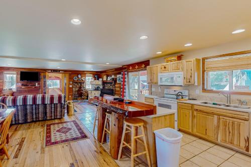 Rustic Cabin w/ Decks & Hot Tub in Garden Valley! in Crouch