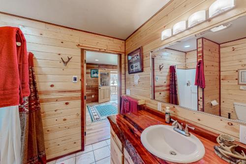 Rustic Cabin w/ Decks & Hot Tub in Garden Valley! in Crouch