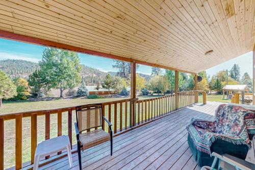 Rustic Cabin w/ Decks & Hot Tub in Garden Valley! in Crouch