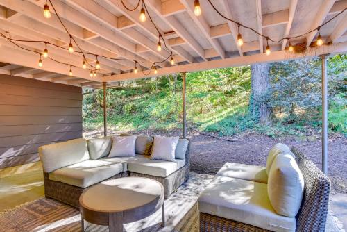 Lake Oswego Home with Covered Patio Near Portland!