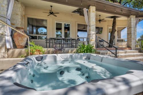 Waterfront Home with Boat Slip, Spacious Outdoor Patio and a Fenced Yard in Horseshoe Bay (TX)