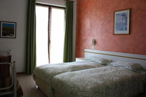 1 queen bed, 1 twin bed