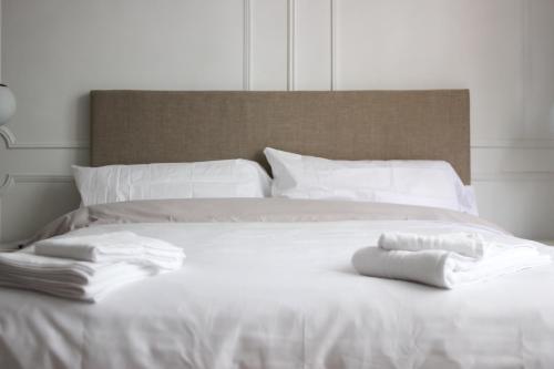 One-Bedroom Apartment image 6